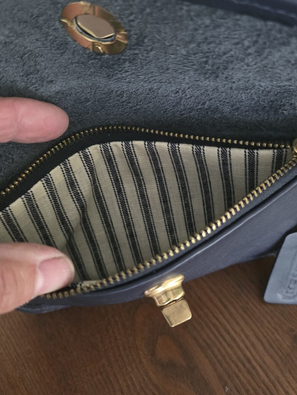 Vintage Coach Blue Leather Turnlock Wallet, EUC - Picture 4 of 12